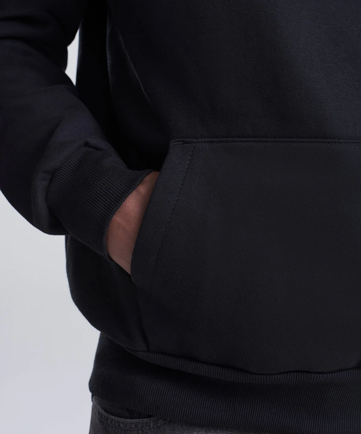 Dettaglio tasca a marsupio della felpa Signature